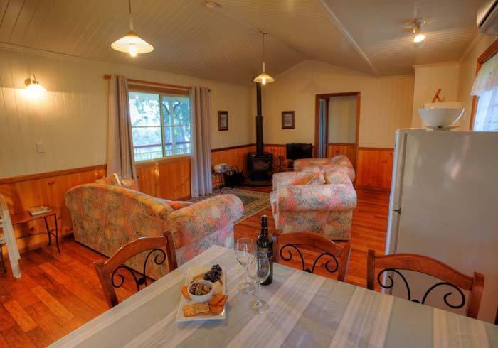 Accommodation Creek Cottages & Sundown View Suites Ballandean ห้อง รูปภาพ